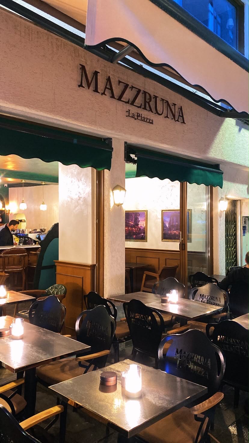 Mazzruna Coffee cephe ve oturma alanı