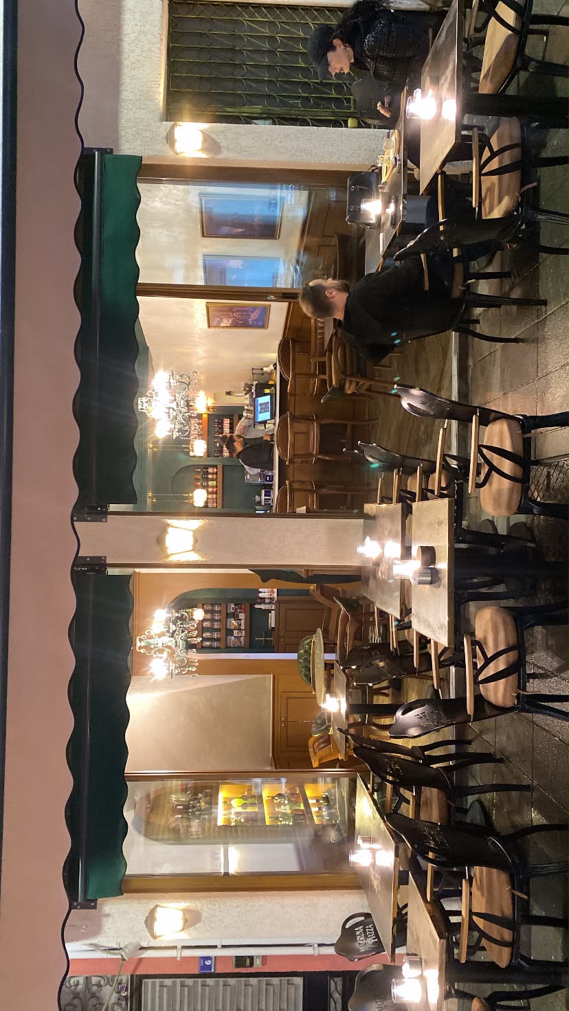 Mazzruna Coffee dış mekan oturma alanı